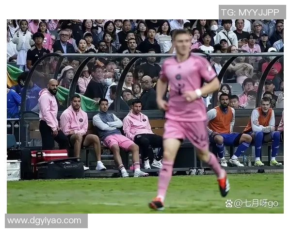 球迷热情追星足球明星签名瞬间记录精彩视频