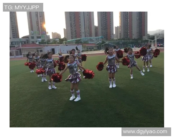 足球明星短袖造型展现女生时尚魅力与运动风采的完美结合